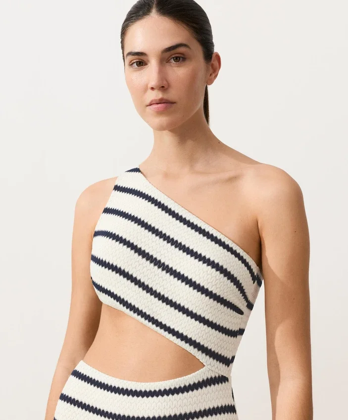 Trikini asimmetrico a righe in crochet Trikini asimmetrico a righe in crochet