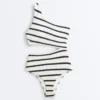 Trikini asimmetrico a righe in crochet Trikini asimmetrico a righe in crochet