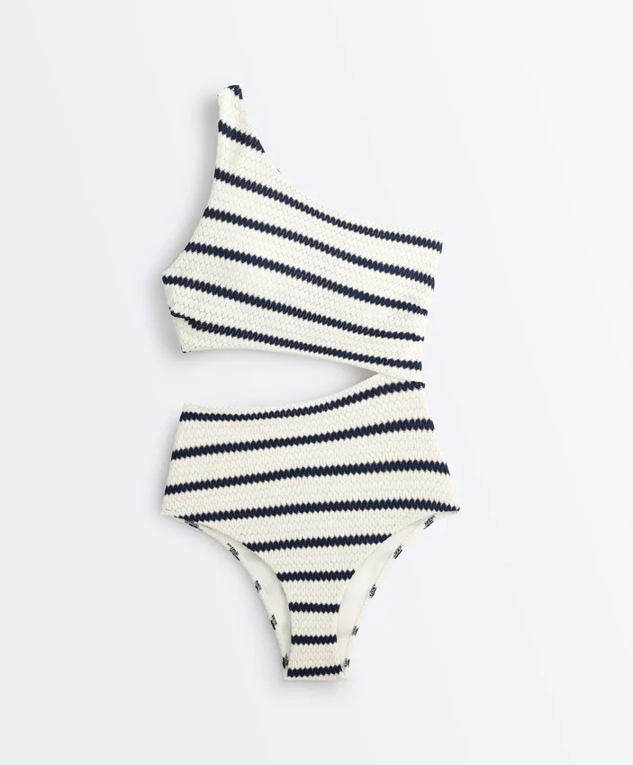Trikini asimmetrico a righe in crochet Trikini asimmetrico a righe in crochet