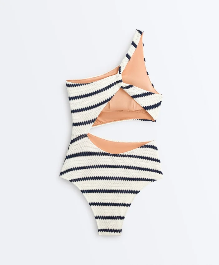 Trikini asimmetrico a righe in crochet Trikini asimmetrico a righe in crochet