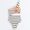 Trikini asimmetrico a righe in crochet Trikini asimmetrico a righe in crochet