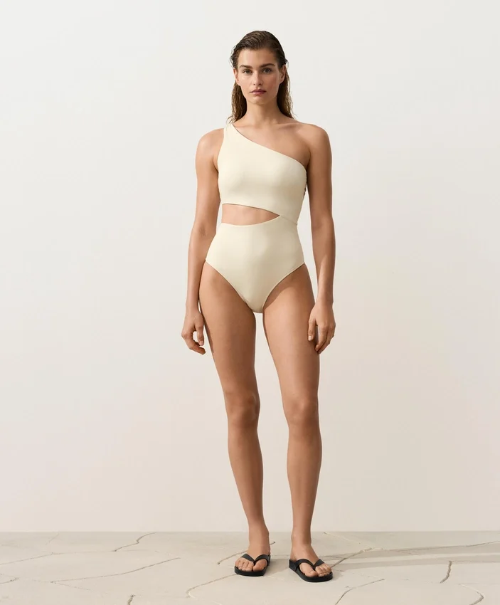 Trikini con spalline asimmetriche Trikini con spalline asimmetriche