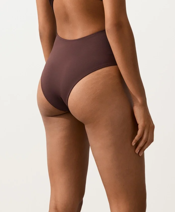 Trikini con spalline asimmetriche Trikini con spalline asimmetriche
