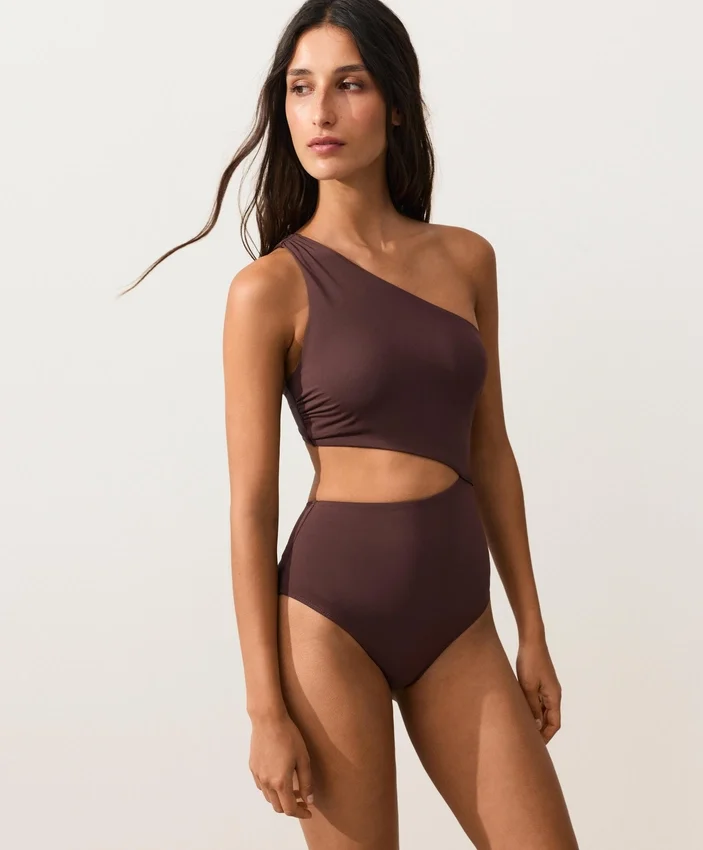 Trikini con spalline asimmetriche Trikini con spalline asimmetriche