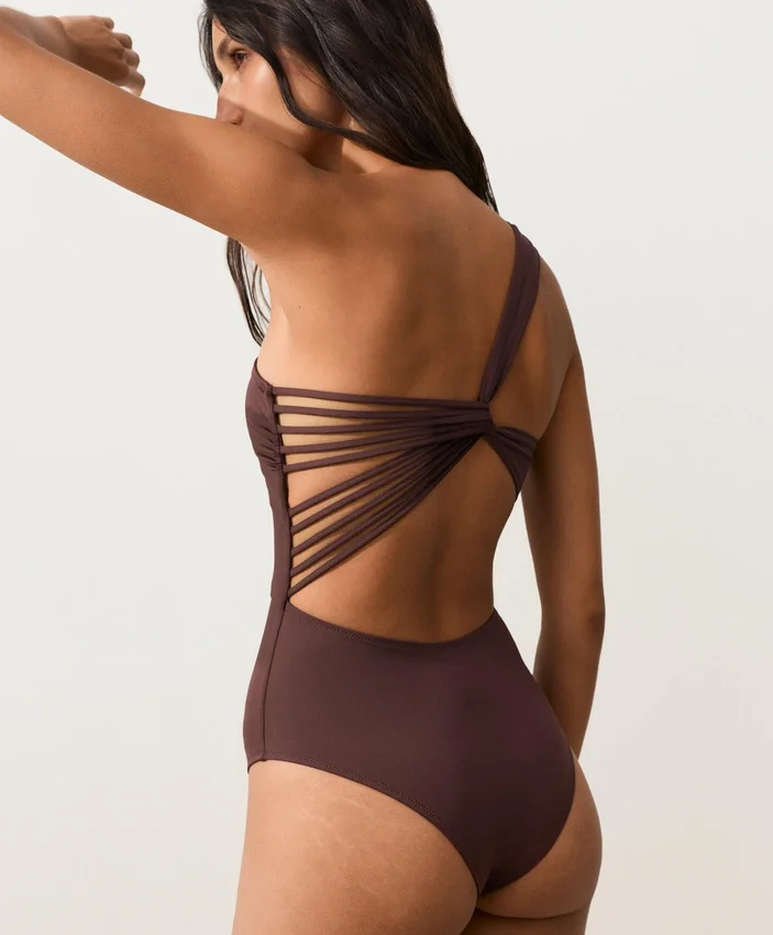 Trikini con spalline asimmetriche Trikini con spalline asimmetriche