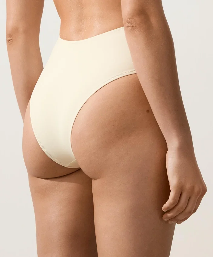 Trikini con spalline asimmetriche Trikini con spalline asimmetriche