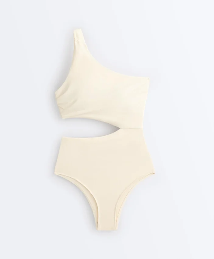 Trikini con spalline asimmetriche Trikini con spalline asimmetriche