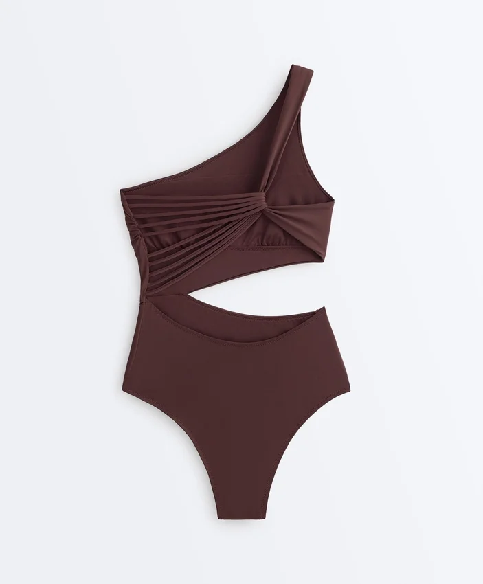 Trikini con spalline asimmetriche Trikini con spalline asimmetriche