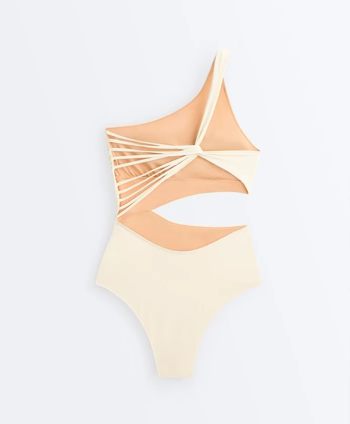 Trikini con spalline asimmetriche Trikini con spalline asimmetriche