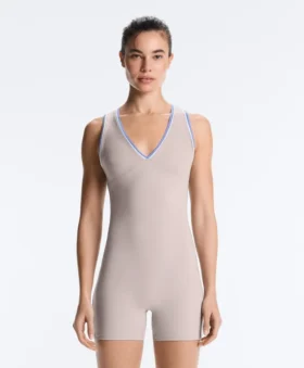 Tuta corta compressiva a contrasto in pantaloncini