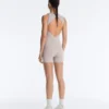 Tuta corta compressiva a contrasto in pantaloncini