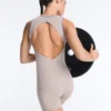 Tuta corta compressiva a contrasto in pantaloncini
