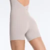 Tuta corta compressiva a contrasto in pantaloncini