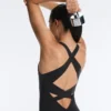 Tuta intera compressiva con scollo all’americana Tuta intera compressiva con scollo all’americana
