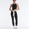 Tuta intera compressiva con scollo all’americana Tuta intera compressiva con scollo all’americana