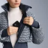 Tuta intera da sci Minardi Piume resistente all’acqua, imbottita con 80% piumino e 20% piume Tuta intera da sci Minardi Piume resistente all’acqua, imbottita con 80% piumino e 20% piume