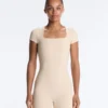 Tuta intera Evermove con scollo quadrato in stile pantaloncini Tuta intera Evermove con scollo quadrato in stile pantaloncini