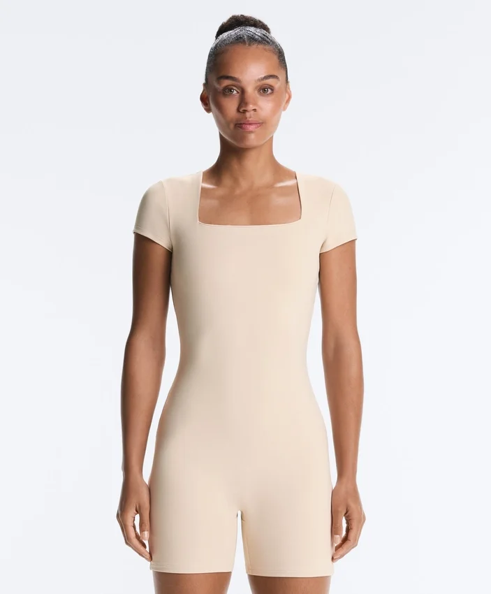 Tuta intera Evermove con scollo quadrato in stile pantaloncini Tuta intera Evermove con scollo quadrato in stile pantaloncini