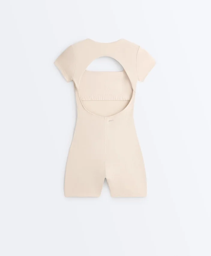 Tuta intera Evermove con scollo quadrato in stile pantaloncini Tuta intera Evermove con scollo quadrato in stile pantaloncini