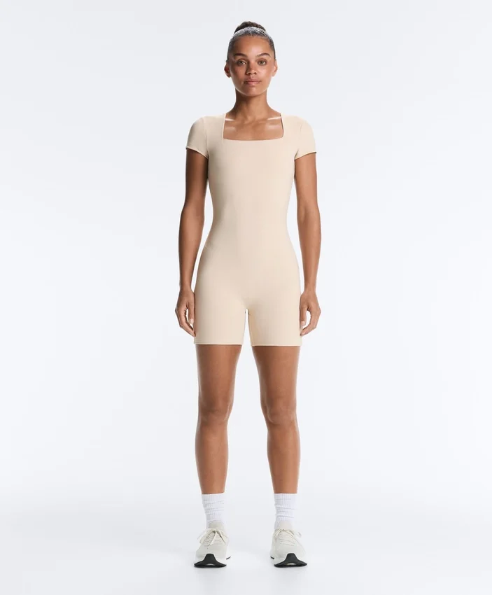 Tuta intera Evermove con scollo quadrato in stile pantaloncini Tuta intera Evermove con scollo quadrato in stile pantaloncini