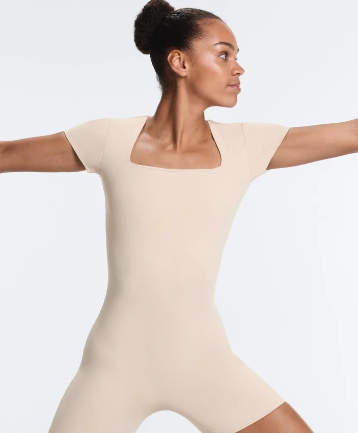 Tuta intera Evermove con scollo quadrato in stile pantaloncini Tuta intera Evermove con scollo quadrato in stile pantaloncini
