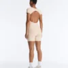 Tuta intera Evermove con scollo quadrato in stile pantaloncini Tuta intera Evermove con scollo quadrato in stile pantaloncini