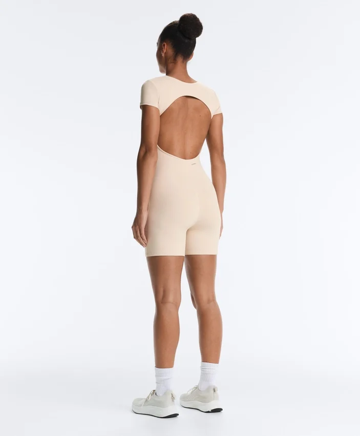 Tuta intera Evermove con scollo quadrato in stile pantaloncini Tuta intera Evermove con scollo quadrato in stile pantaloncini