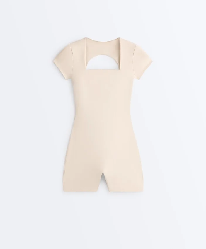 Tuta intera Evermove con scollo quadrato in stile pantaloncini Tuta intera Evermove con scollo quadrato in stile pantaloncini